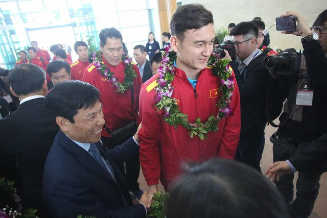 Bộ trưởng Nguyễn Ngọc Thiện chia sẻ niềm vui với Văn Lâm