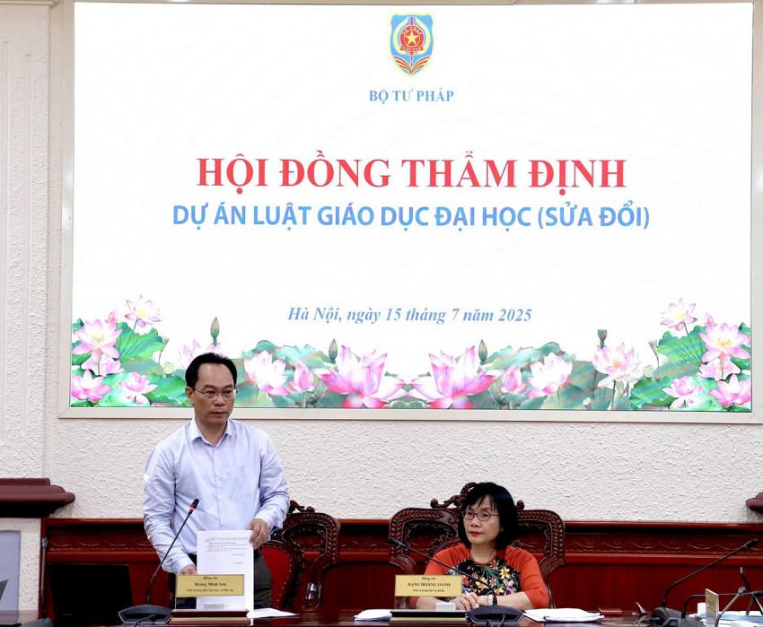 Thứ trưởng Bộ GĐ&ĐT Hoàng Minh Sơn phát biểu.