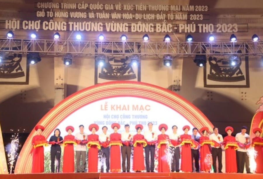 Các đại biểu dự và cắt băng khai mạc hội chợ.