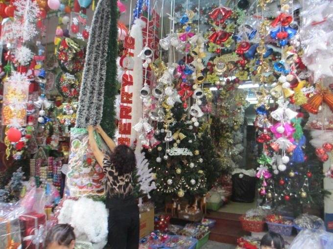 Lung linh sắc màu Noel trên phố Hàng Mã