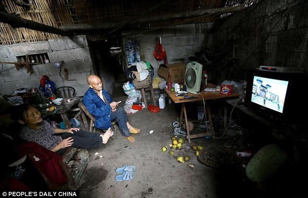 Mặc d&ugrave; cuộc sống c&oacute; nhiều kh&oacute; khăn, nhưng 4 người con của &ocirc;ng b&agrave; đ&atilde; lần lượt ra đời ở đ&acirc;y.&nbsp;Tổ ấm của &ocirc;ng b&agrave; hiện c&oacute; 3 ph&ograve;ng ngủ, 1 nh&agrave; bếp, 1 ph&ograve;ng kh&aacute;ch v&agrave; cả 1 chuồng lợn.&nbsp;