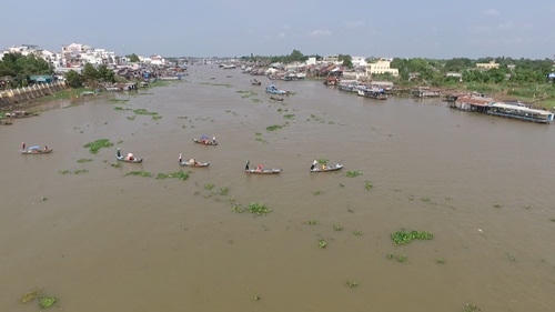 Tham quan cảnh sinh hoạt trên sông nước của người dân.