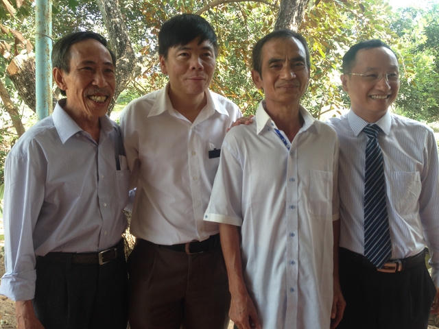 Luật sư Trần Vũ Hải (thứ 2 bìa phải sang)- người bảo vệ quyền và lợi ích hợp pháp cho ông Nén tại các phiên toà chụp ảnh cùng ông Nén (thứ 3 bìa phải sang) trước khi đi nghe Cơ quan tố tụng xin lỗi công khai. (Ảnh: Dân Trí)