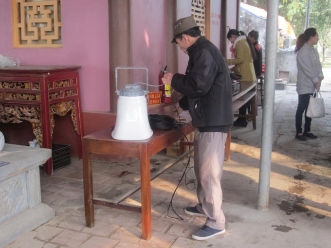 Ban tổ chức đang chuẩn bị hết những công việc cuối cùng cho buổi lễ.