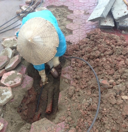 Đường ống lắp điện chiếu sang thi công xong phải đáo lên làm lại do nhà thầu thi công không đảm bảo chất lượng.