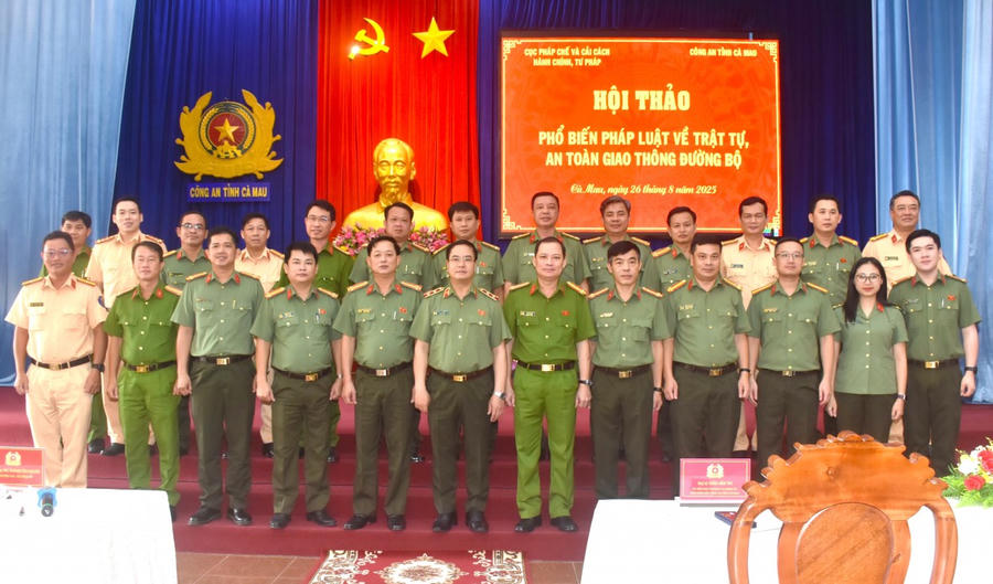 Các đại biểu chụp ảnh lưu niệm.