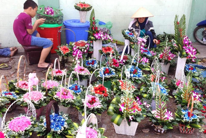 Nhiều điểm bán hoa "dã chiến" dịp lễ tình nhân xuất hiện.