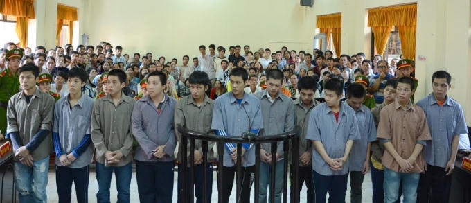 Bị cáo Mải (thứ 5 từ trái qua) cùng các đồng phạm tại phiên tòa sơ thẩm.