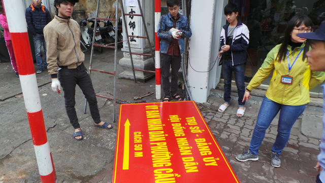 Biển báo chỉ dẫn vào UBND phường Cầu Dền cũng bị tháo bỏ.