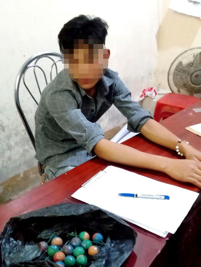Một đối tượng bị tạm giữ cùng với số pháo bi chưa kịp đốt.