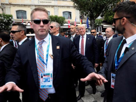Cận cảnh đội mật vụ bảo vệ &ocirc;ng Donald Trump