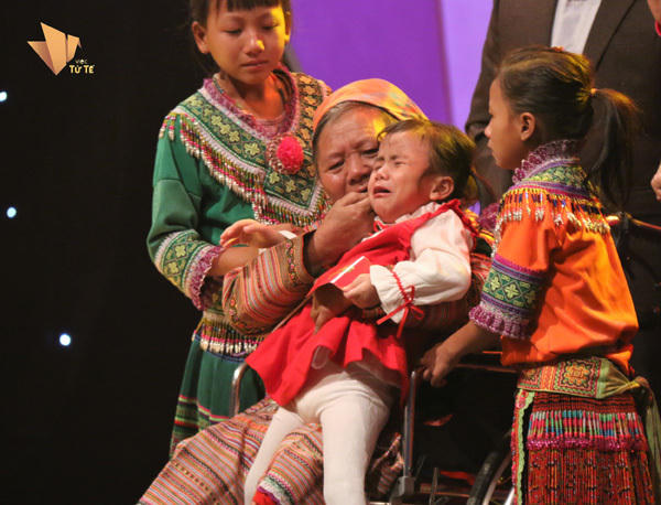 Bất ngờ được gặp bà và chị em từ Mường Lát, Pàng òa khóc nức nở.