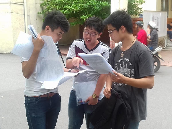 Còn em Khuất Minh Khôi, lớp 12 Lý trường THPT Sơn Tây thì nhận định, đề hơi dài, càng về sau độ khó tăng dần. Số điểm em dự đoán cho phần thi của mình là 7-8 điểm.