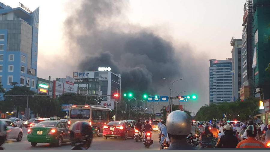Vụ hỏa hoạn xảy ra vào giờ tan tầm, giao thông trên đường Lê Hồng Phong tắc nghẽn