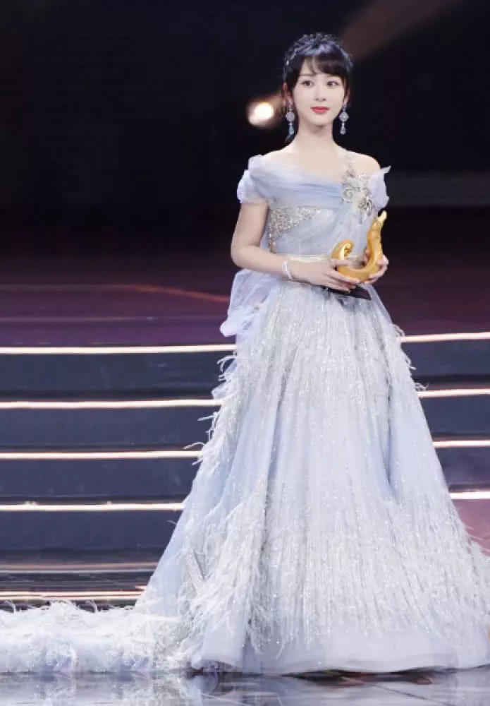 Dương Tử bị chê vai u thịt bắp khi đụng hàng với mỹ nhân Hoa Ngữ khác ảnh 4