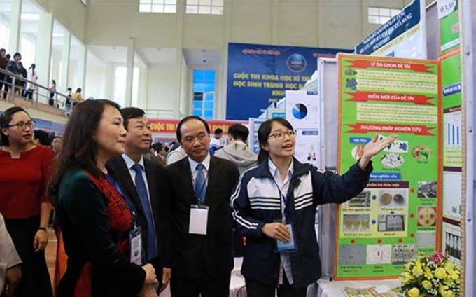 Thứ trưởng Nguyễn Thị Nghĩa đi thăm quan mô hình khoa học kĩ thuật của học sinh trung học. Ảnh: moet.gov.vn