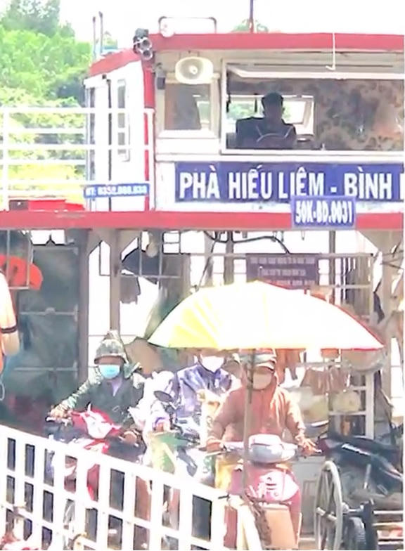 “tài công nhí” 12 tuổi điều khiển phà qua sông gây xôn xao dự luân tháng 8/2022 vừa qua (ảnh cắt từ clip).