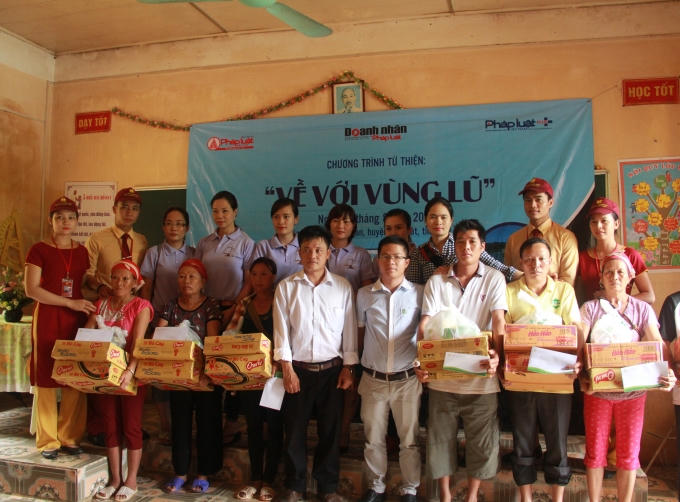 Chia sẻ với các hoàn cảnh thương tâm đó, Chương trình từ thiện: “Về với vùng lũ” do Báo Pháp luật Việt Nam kết hợp cùng Công ty Vàng bạc Đá quý Bảo tín Minh Châu, Công ty TNHH Dược phẩm Ích Nhân…và nhiều doanh nghiệp, cá nhân hảo tâm khác sẽ là món quà tinh thần ý nghĩa, động viên bà con vượt qua mất mát.