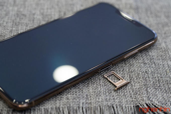... tuy nhiên nếu để ý kỹ, khay sim của máy dày hơn thế hệ trước, có thể Apple làm vậy để có thể chứa được 2 sim (ở 2 mặt) trên phiên bản 2 sim vật lý (HongKong).