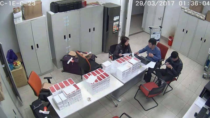 Lô hàng lậu và đối tượng bị lực lượng chức năng bắt giữ.