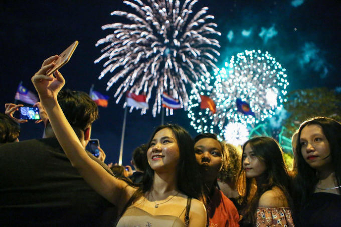 Người bạn trẻ thích thú quay lại cảnh bắn pháo hoa chào năm mới