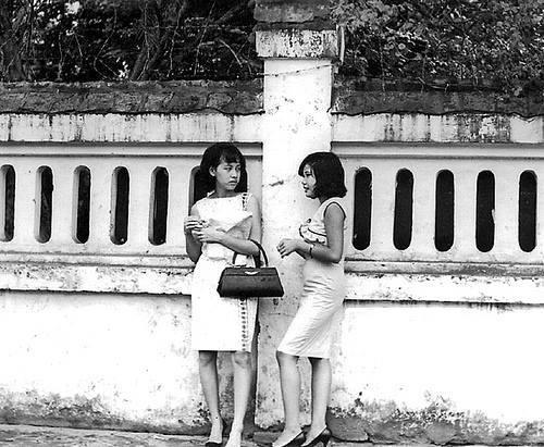 Những chiếc váy ngắn ôm sát đã trở thành mốt không thể thiếu của các quý cô sành điệu lúc đó.
