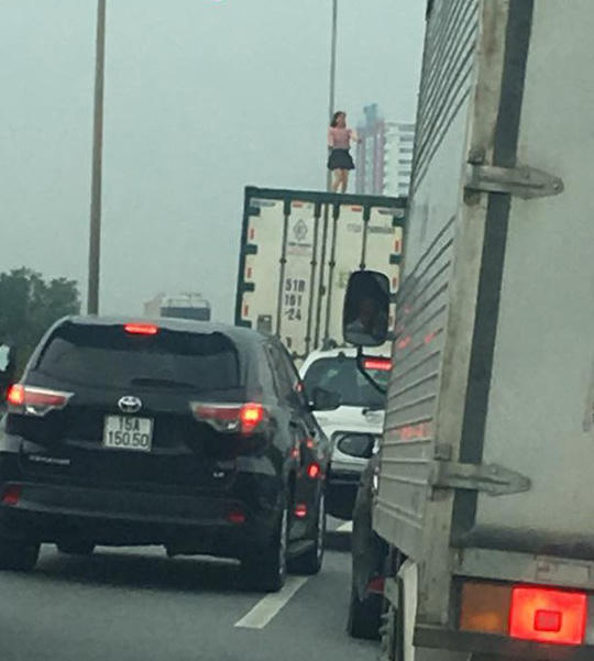 Những người chứng kiến đều ngạc nhiên khi thấy cảnh này - Ảnh: Q.B.