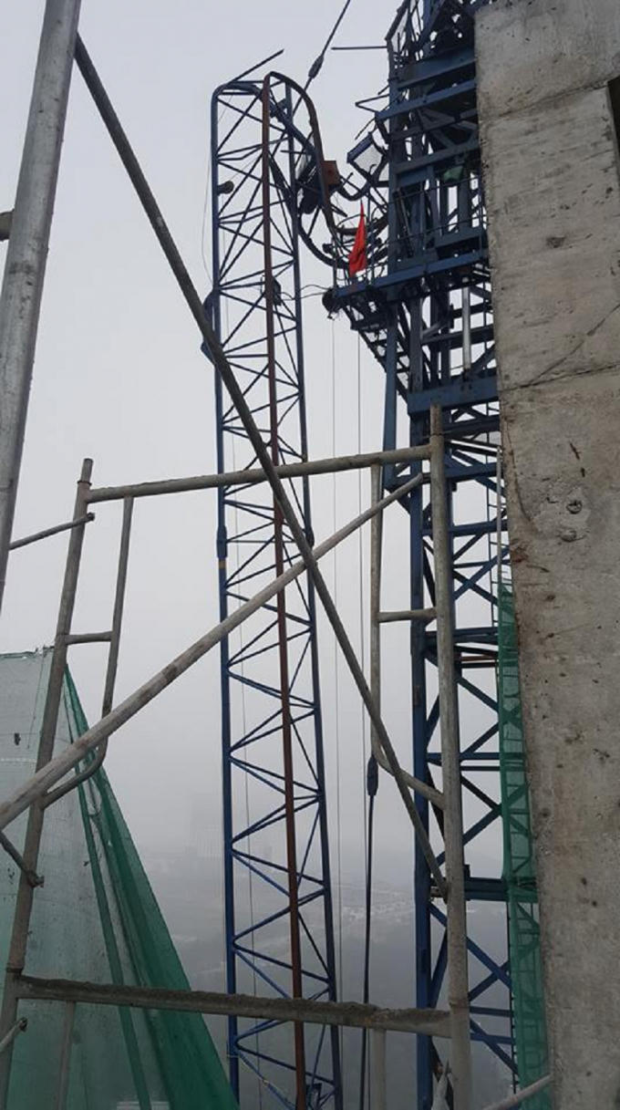 Cánh cẩu bị gẫy treo lủng lẳng trên độ cao hàng chục mét.