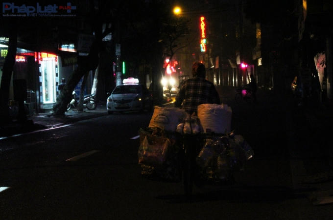 Những chuyến xe đạp chật vật di chuyển đến chợ phiên để bán hàng. (Ảnh: Đức Biên)