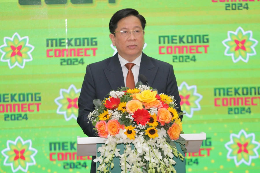 Chủ tịch UBND tỉnh An Giang Hồ Văn Mừng phát biểu tại diễn đàn.
