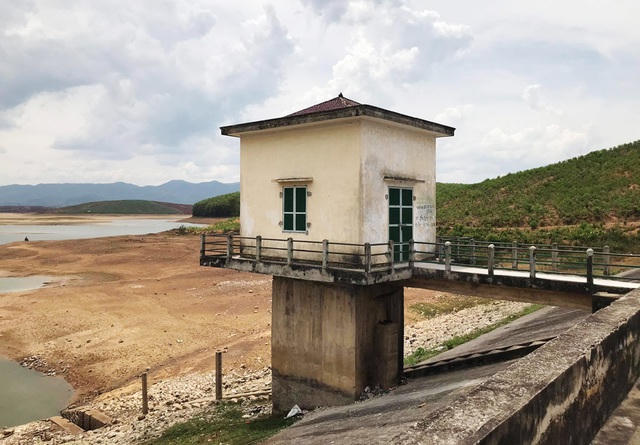 Đập Vệ Vừng - nguồn cung cấp nước tưới cho huyện Yên Thành (Nghệ An) trơ đáy.