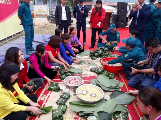 Càn bộ CTĐ cùng bà con gói bánh chưng...
