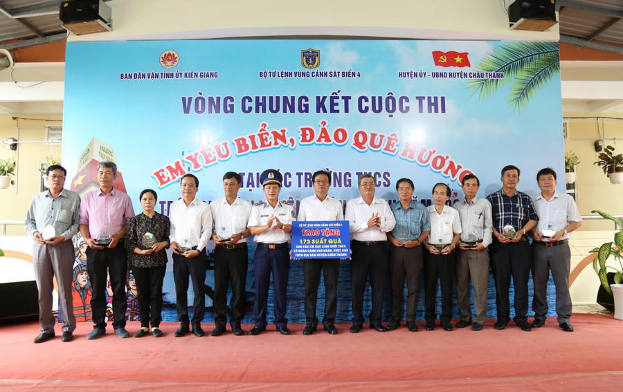 Đại diện lãnh đạo Bộ Tư lệnh Vùng Cảnh sát biển 4 trao tặng 173 suất quà cho các em học sinh có hoàn cảnh khó khăn trên địa bàn huyện Châu Thành, tỉnh Kiên Giang