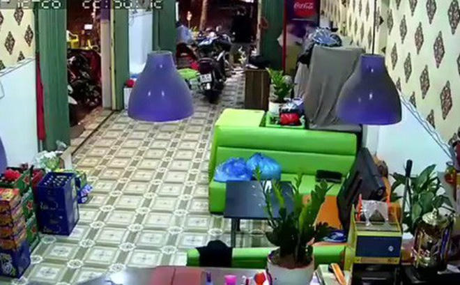 Hiện trường quán cà phê bị đập phá, truy sát nhân viên.