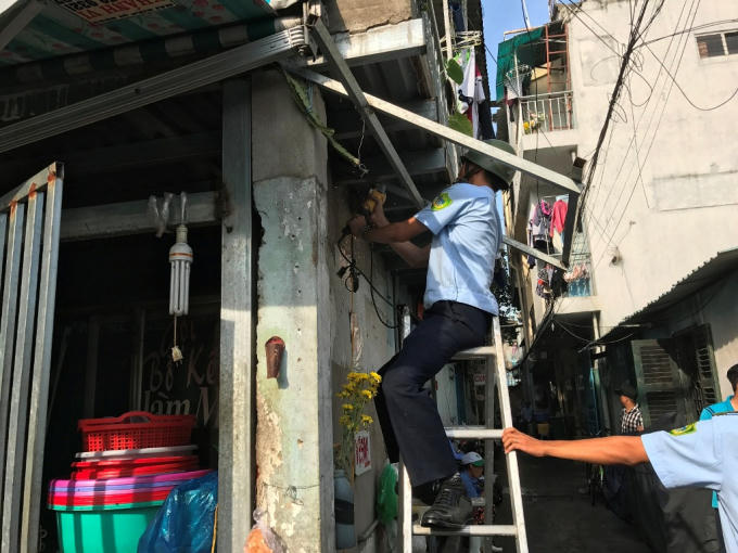 Tháo dỡ hạng mục lấn chiếm vỉa hè.