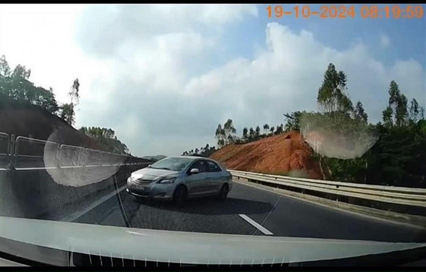 Hình ảnh chiếc ô tô đi ngược chiều trên cao tốc Tuyên Quang-Phú Thọ gây nguy hiểm được camera hành trình của một phương tiện khác ghi lại.
