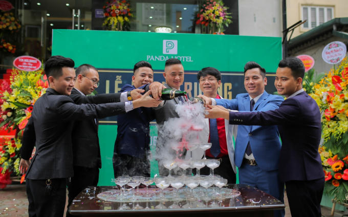 Lễ khai trương Panda HoTel 1 diễn ra trong không khí hồ hởi và thân thiện của Tập đoàn Panda với đông đảo khách mời là các chủ đầu tư và doanh nhân thành đạt đến từ nhiều địa phương khác nhau.