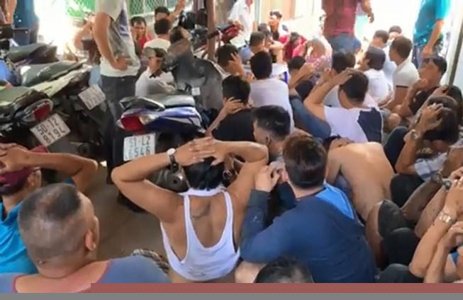 Phá trường gà bắt giữ hàng chục con bạc ở vùng ven TP.HCM