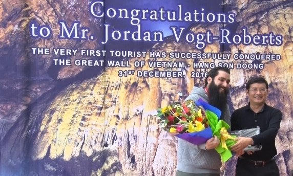 Ông Trần Tiến Dũng, phó chủ tịch UBND tỉnh Quảng Bình, trao kỷ niệm chương chinh phục Sơn Đoòng cho đạo diễn Jordan Vogt-Roberts