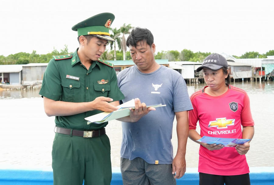 Cán bộ, chiến sĩ BĐBP tỉnh Cà Mau thường xuyên truyên truyền ngư dân chấp hành nghiêm chống khai thác IUU khi ra khơi đánh bắt hải sản.