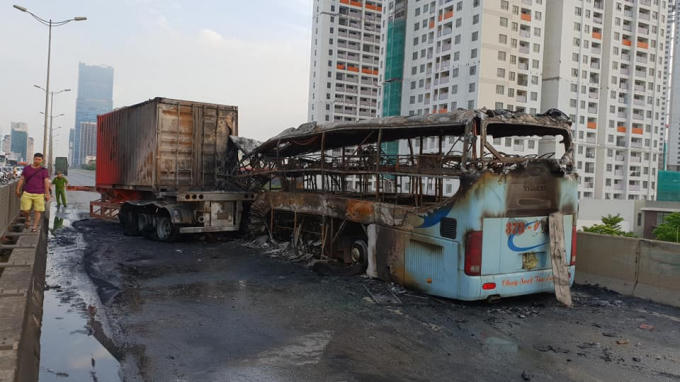 Hiện trường còn lại của 2 chiếc xe chỉ là đống sắt vụn.