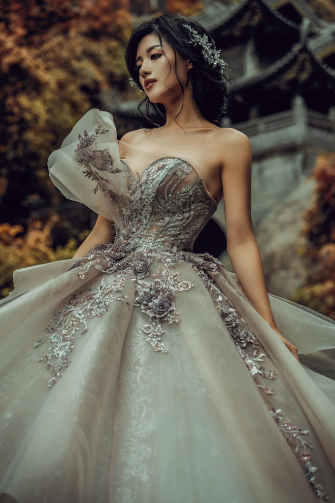 Khánh Linh hóa công chúa khi diện thiết kế váy xòe nổi bật. Với điểm nhấn là phần tùng váy xòe rộng, chiếc váy giúp phái đẹp thêm phần lộng lẫy trong ngày cưới.