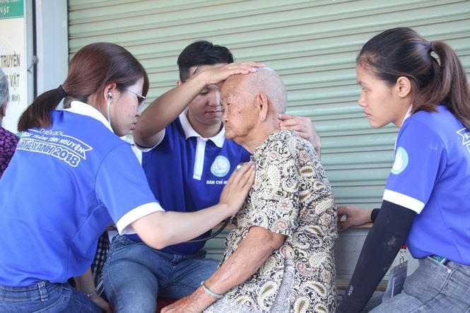 Xúc động sinh viên trường Y chăm sóc sức khỏe cho người cao tuổi