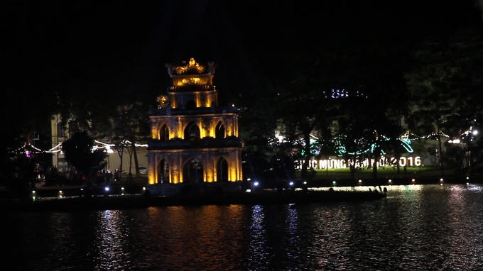 Hồ Gươm trong những thời khắc cuối cùng của năm cũ 2015.