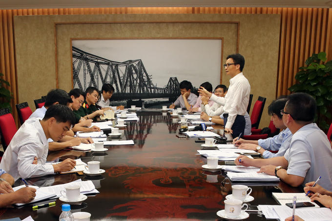 Phó Thủ tướng Vũ Đức Đam đề nghị các bộ ngành thảo luận cụ thể, tháo gỡ đến cùng những vướng mắc trong cấp phép khai thác băng tần 2.6 GHz triển khai mạng 4G. Ảnh: VGP/Đình Nam