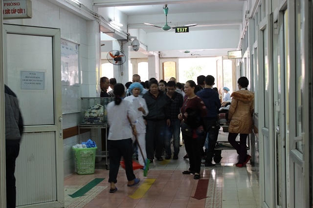 Bệnh viện quá tải Tết, bệnh nhân nằm hành lang chờ cấp cứu