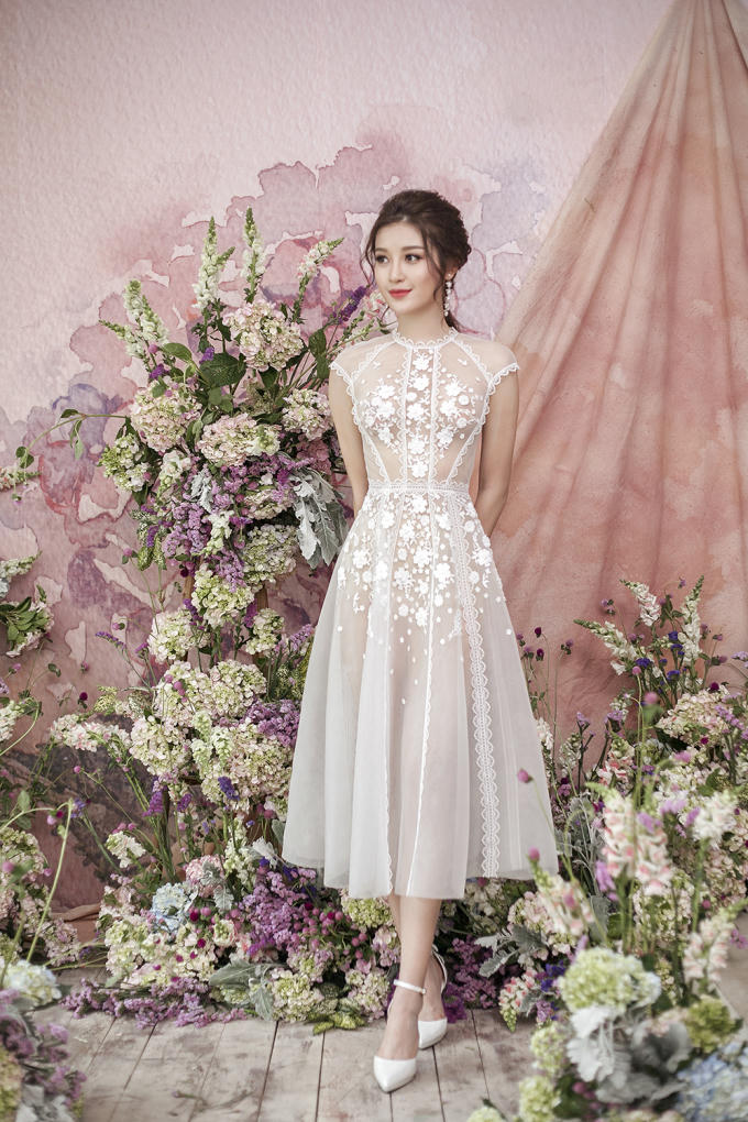 Chất liệu trong suốt là điểm nhấn nổi bật cho thiết kế váy chữ A quen thuộc. Đii cùng là hoạ tiết hoa được nhà thiết kế Amy đính kết đồng nhất về tông màu, giúp bộ váy mang đậm hơi thở của mùa hè với sự tươi trẻ, thanh lịch.
