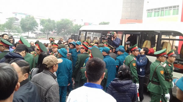 Giờ phút tiễn biệt những thanh niên lên đường nhập ngũ bắt đầu.