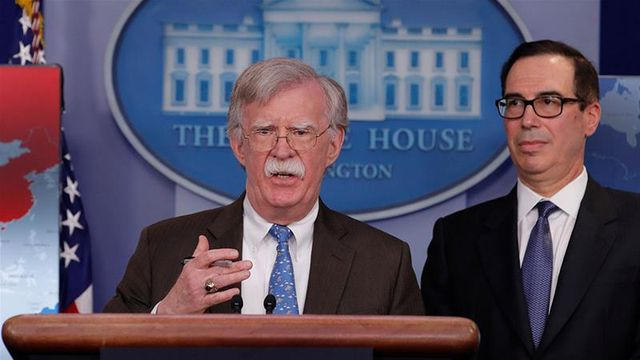Cố vấn an ninh quốc gia Mỹ John Bolton công bố lệnh trừng phạt mới với Venezuela. (Ảnh: Reuters)