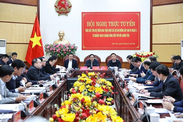 Thủ tướng chủ trì Hội nghị trực tuyến thúc đẩy tiến độ thực hiện các dự án đường dây 500 kV mạch 3 từ Quảng Trạch (Quảng Bình) đến Phố Nối (Hưng Yên)- Ảnh: VGP/Nhật Bắc
